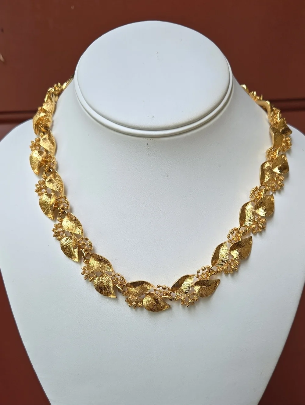 Napier Vintage Gold plated Elegant Gold Leaf Link Necklace - Picture 4 of 16